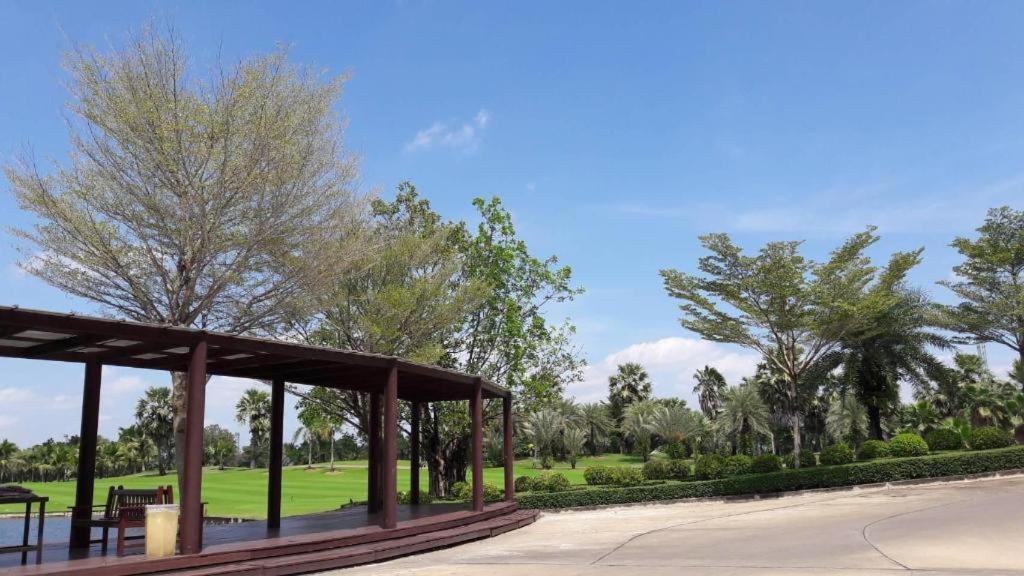 Suwan Golf & Country Club Hotel Nakhon Pathom Exterior foto